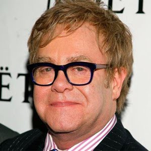 Elton John é barrado no Egito após dizer que Jesus era gay.